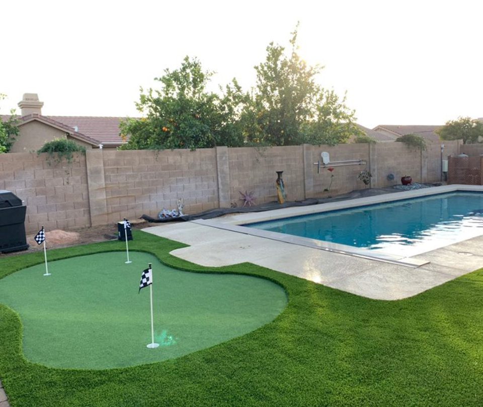 Poolside artificial turf putting range